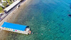 Privat strand, hvit sand, buss til stranden (inkludert) og solsenger
