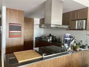 Een magnetron, een koffiezetapparaat/waterkoker