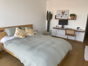 2 bedrooms, internet, bed sheets