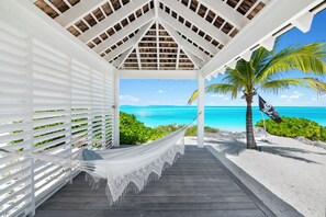 Property grounds - Ba Roos Beach House/Iconic Tar Bay Estate with 300’ of Direct Beachfront (Mosstown)
