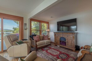 Smart TV, fireplace