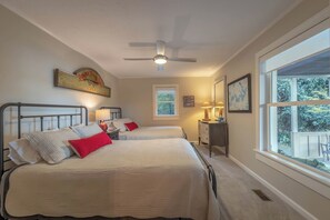 Iron/ironing board, free WiFi, bed sheets - Breathtaking Lake & Mountain Views & Private Dock. Enjoyable Year Round! (Nebo)