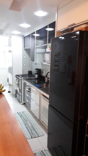 Geladeira, micro-ondas, fogão, cooktop