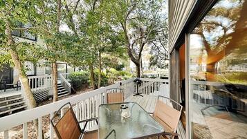 Kondominium, Beberapa Tempat Tidur, balkon, pemandangan kolam renang (#53 - No Pets) | Halaman properti