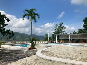 Alberca al aire libre y alberca climatizada