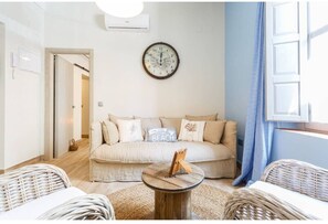 TV - PATIO Caleta Beach Home by Cadiz4Rentals (Cádiz)