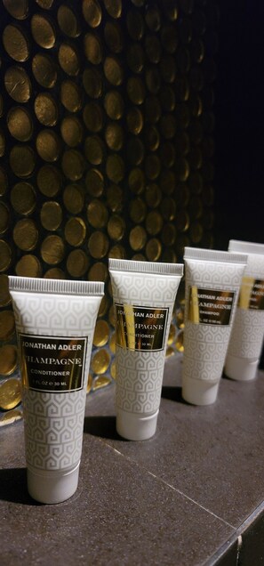 Refrigerador, microondas, cafetera y tetera y tostadora 