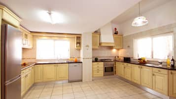 Køleskab, mikrobølgeovn, ovn, kogeplade