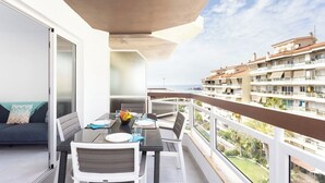 A balcony with a dining table, chairs, and a sofa. - Home2Book Paradise Los Cristianos, Pool & Wifi (Los Cristianos)