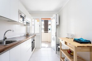 Micro-ondes, four, plaque de cuisson, cafetière/bouilloire
