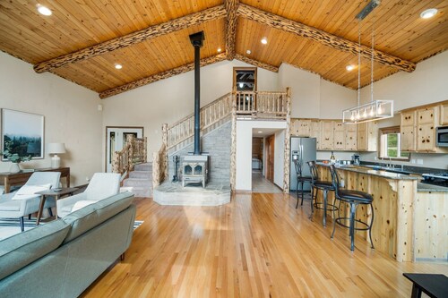 Welcome to Lemon Lodge! Relax and unwind in this private and secluded cabin. 