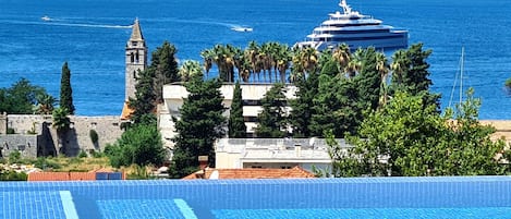 Utomhuspool och uppvärmd pool