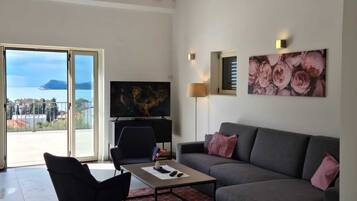 Een smart-tv en een tafeltennistafel