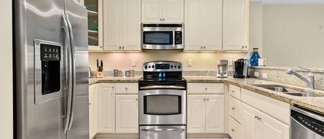 Frigorifero, microonde, piano cottura, lavastoviglie