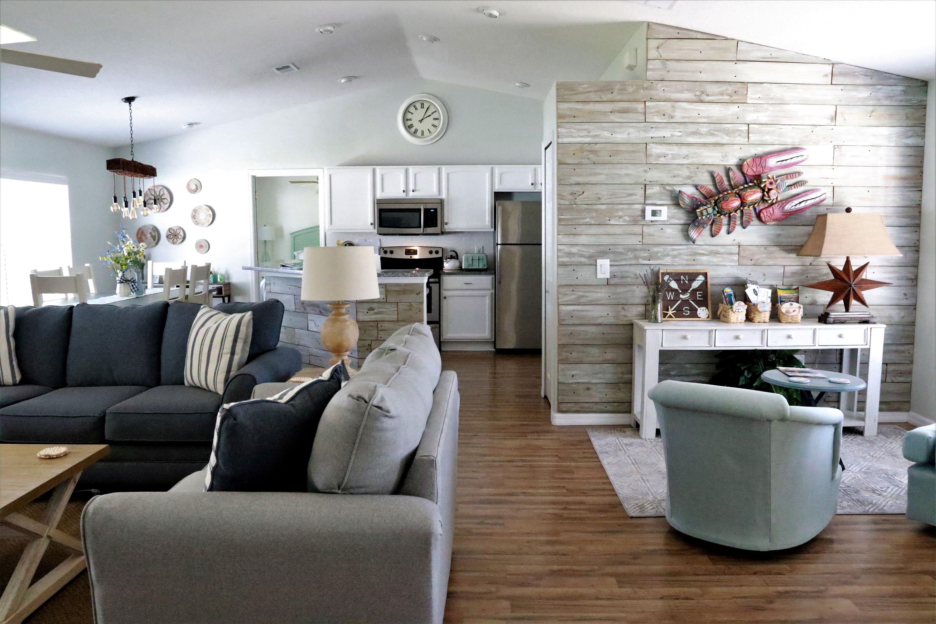 "Sunny Coastal Home" WiFi, Central AC, Sleeps 6, near St. Augustine and Daytona