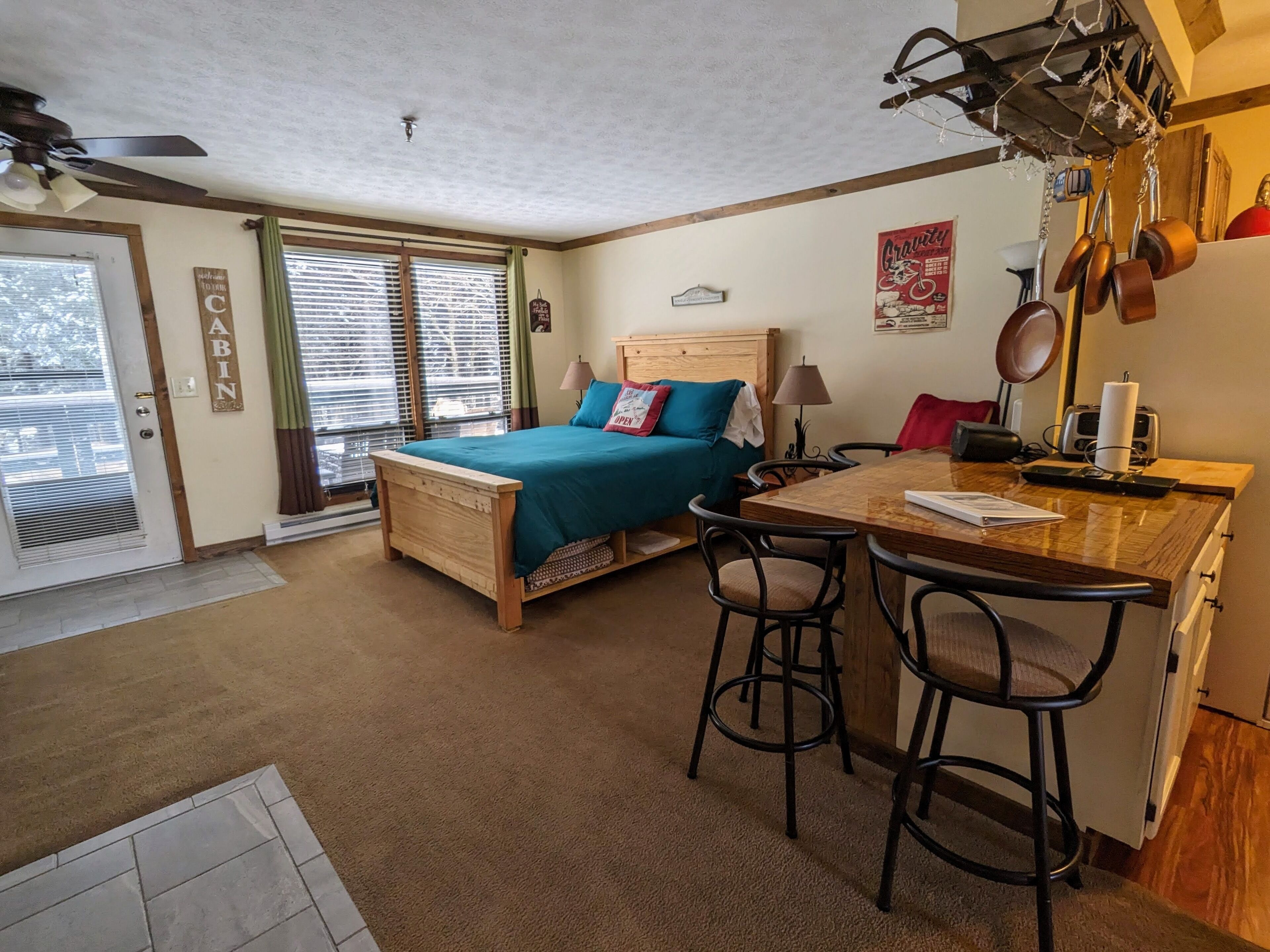SPACIOUS Studio Sleeps 4, BikeFriendly, Short Walk to Slope, Window AC in summer