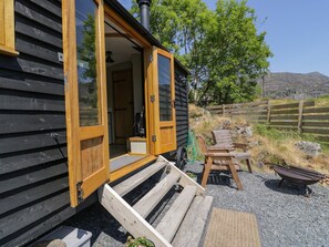 Cottage | Property grounds - Llethr - Shepherds Hut (Llanbedr)