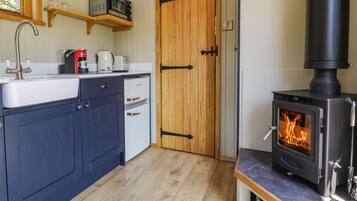Cottage | Private kitchen | Fridge, cookware/dishes/utensils