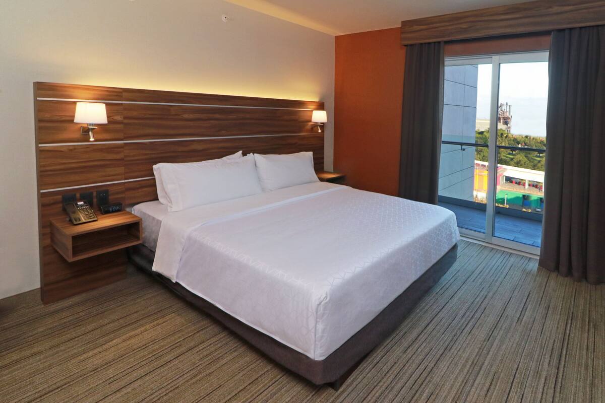 Phòng Suite, 1 giường cỡ king | Minibar, két bảo mật tại phòng, bàn 