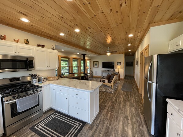 冰箱、微波炉、烤箱、炉灶