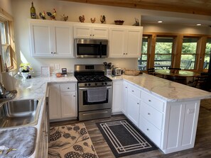 冰箱、微波炉、烤箱、炉灶