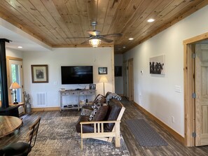 智能电视、DVD 播放器、书