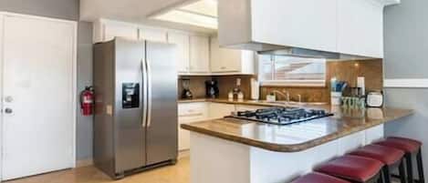 Refrigerador, microondas, horno y parrilla de estufa