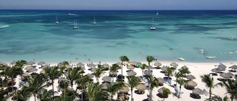 Sulla spiaggia, lettini da mare, teli da spiaggia