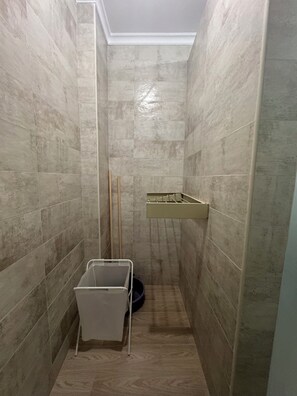 Douche, sèche-cheveux, serviettes fournies, savon