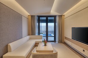 ห้องสวีท, 3 ห้องนอน (Hotspring Yard) | ห้องพักตกแต่งอย่างมีเอกลักษณ์, ตกแต่งพิเศษโดยเฉพาะ, โต๊ะทำงาน