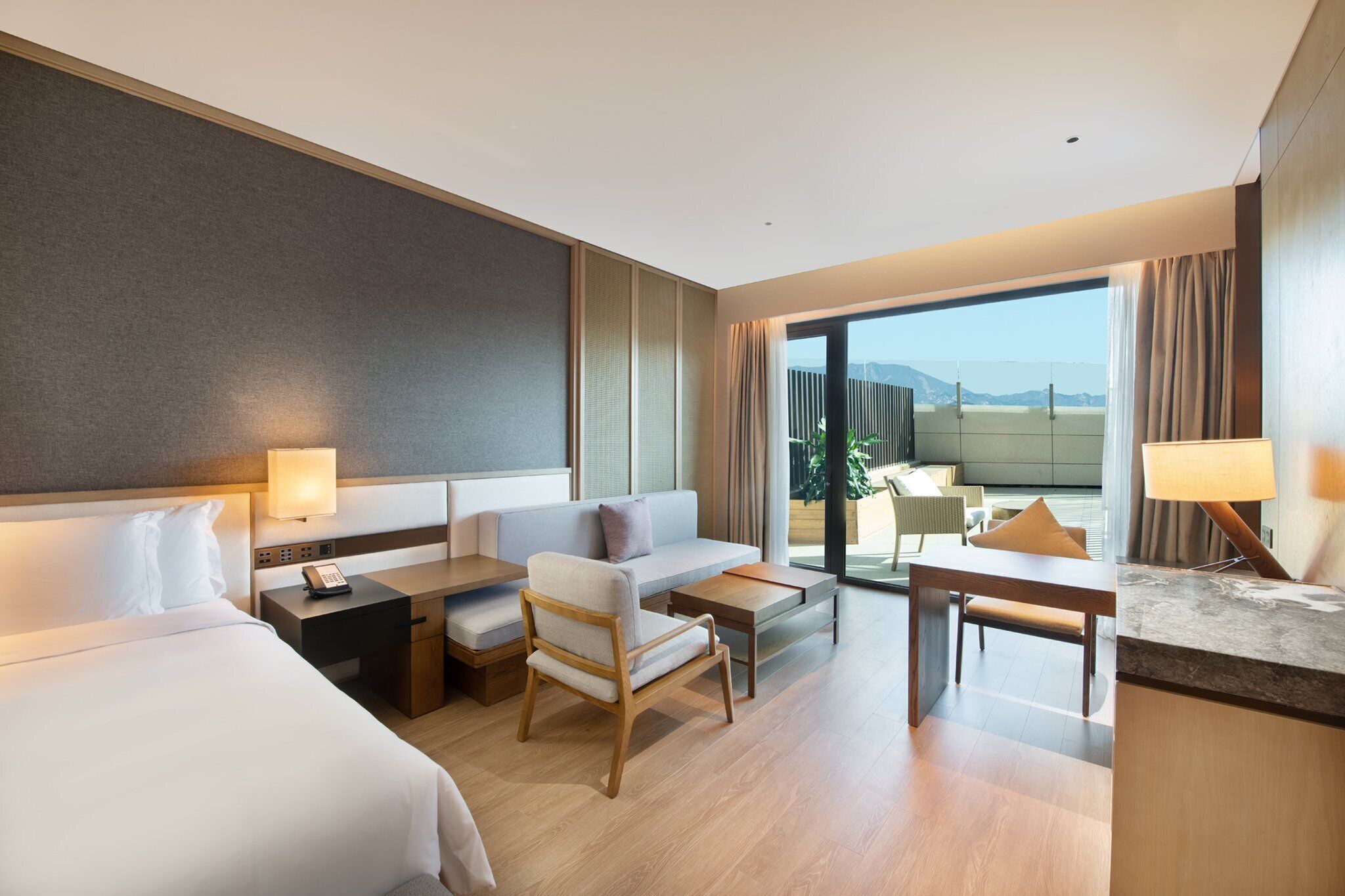 豪华双床温泉房 | 特色装修、特色家居、办公桌、笔记本电脑工作区