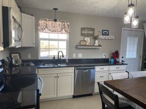 Microwave, oven, stovetop, dishwasher - Bays Mountain Getaway Cottage (Kingsport)