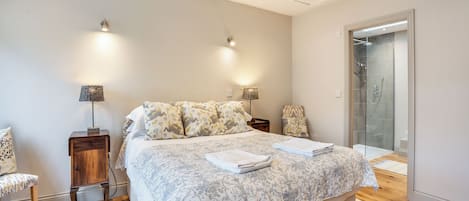 4 bedrooms, WiFi (free), bed sheets