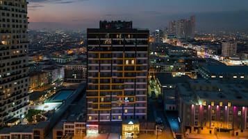 Vista frontal de la propiedad por la tarde o noche