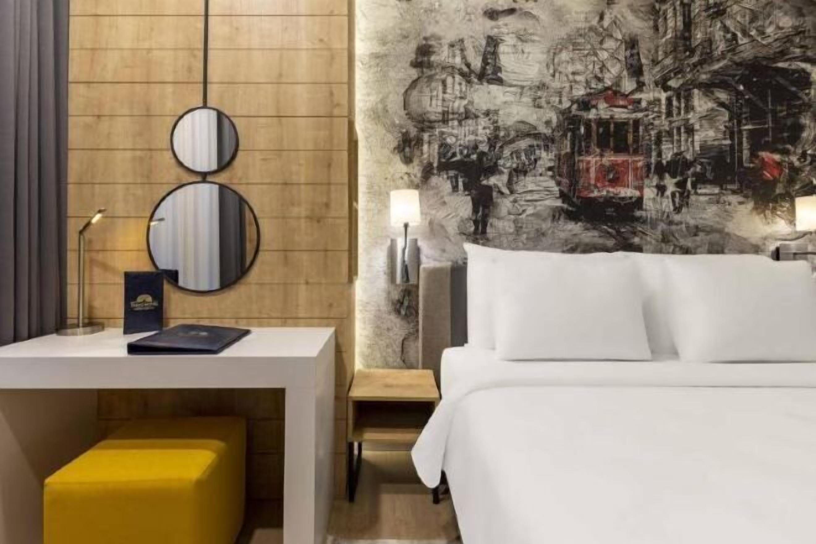 Bộ đồ giường cao cấp, minibar, két bảo mật tại phòng 