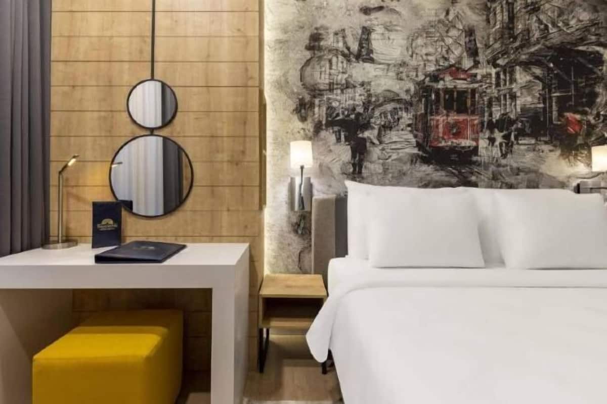 Bộ đồ giường cao cấp, minibar, két bảo mật tại phòng