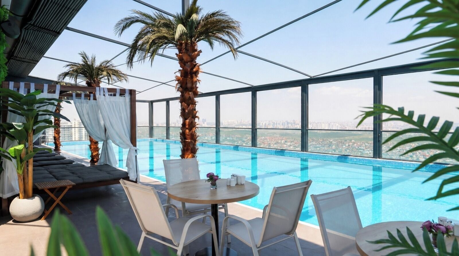 Una piscina al aire libre de temporada