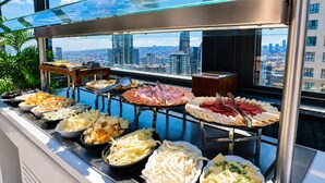 Ein reichhaltiges Buffet mit verschiedenen Käsesorten, Fleischwaren und Früchten.
