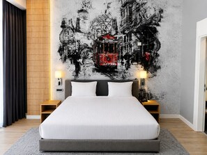 Quarto de hotel moderno com uma cama grande, duas mesas de cabeceira, uma cabeceira e um mural de parede texturizado.