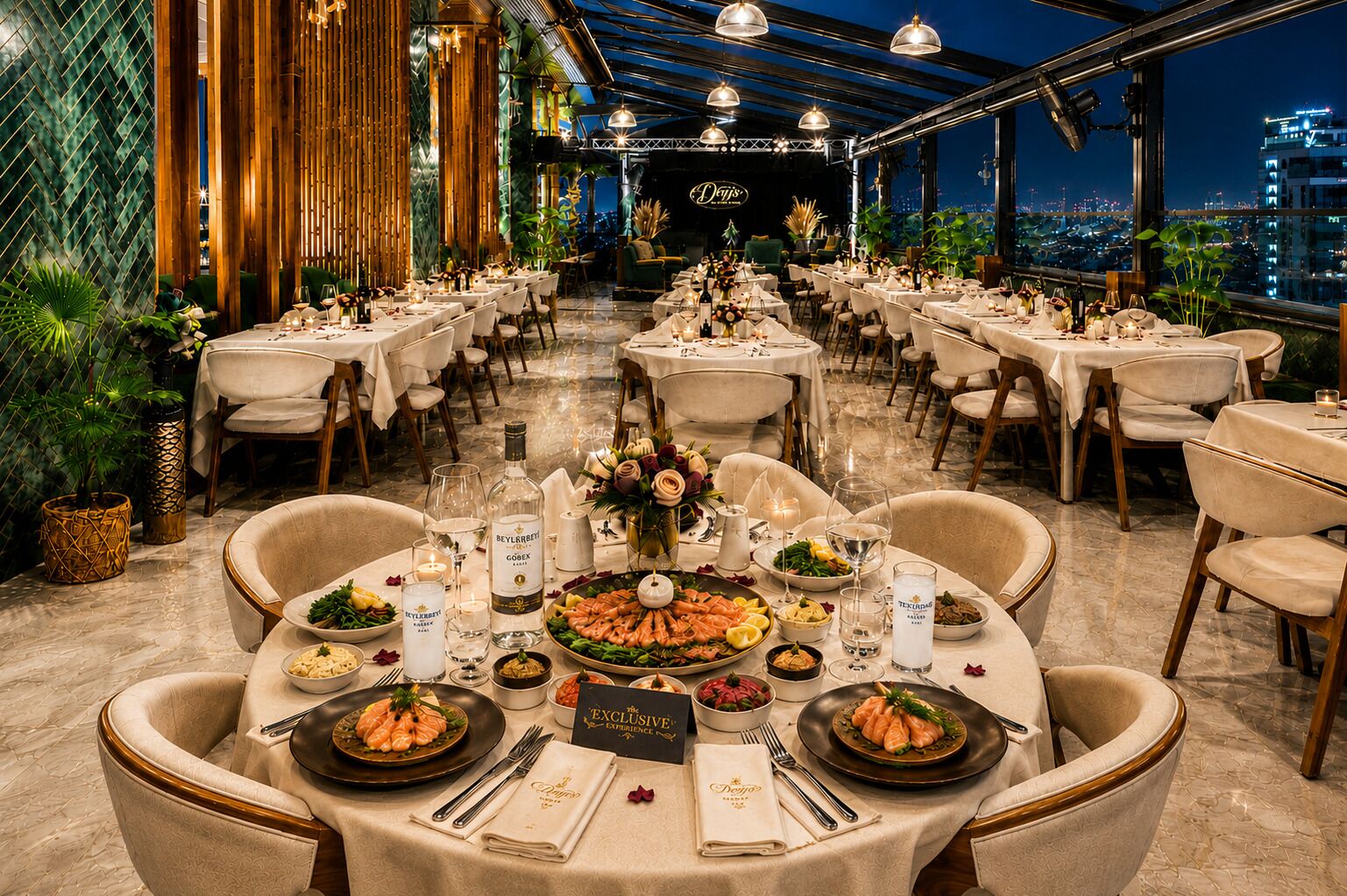 Un restaurant avec de nombreuses tables dressées pour le service, une vue sur la ville et une scène en arrière-plan.
