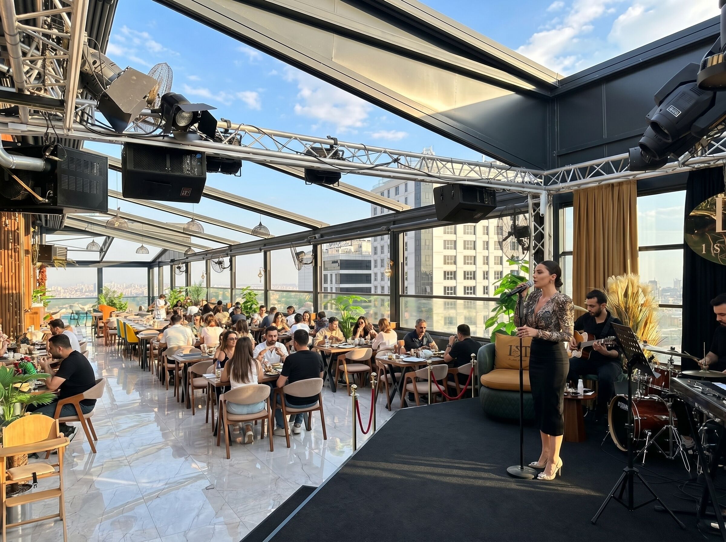 Een restaurant op het dak met uitzicht over de stad, tafels en stoelen, en een band die optreedt.
