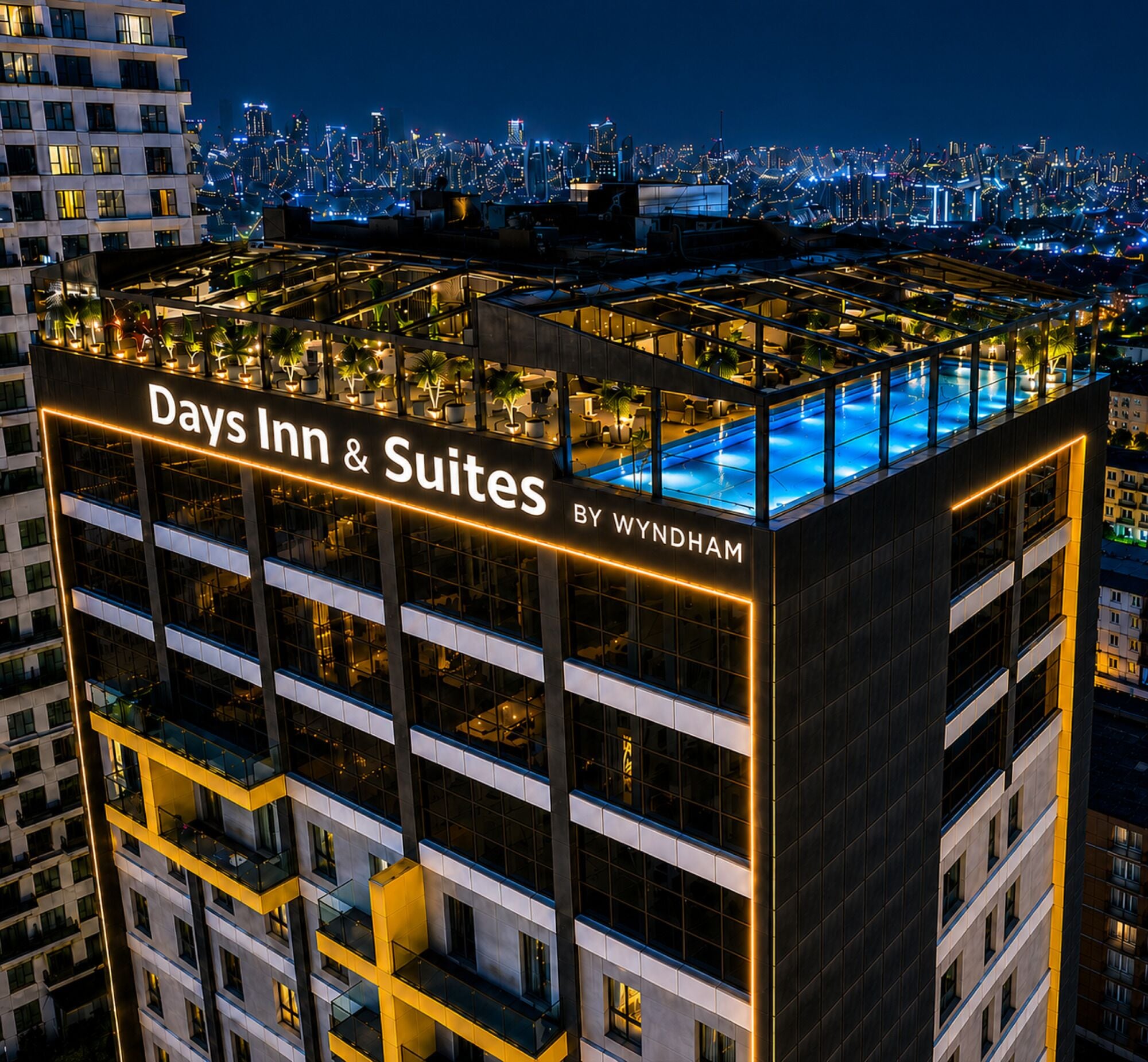 Ein Hotel mit Dachpool, mehreren Etagen und Stadtansicht im Hintergrund.