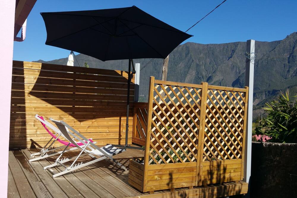 LE BAS DE CILAOS STUDIO 1- WITH MOUNTAIN VIEW!