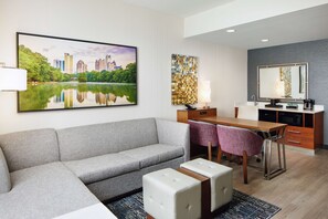 Suite, 2 letti queen | Minibar, una cassaforte in camera, ferro/asse da stiro