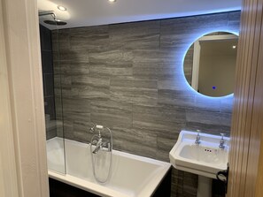 Combined shower/bathtub, hair dryer, towels, toilet paper - Newly converted barn with hot tub,stylish interior and outdoor space (Roundthwaite)