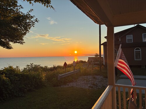 Alta Vista Lakefront Home: Walk to GOTL Strip, A\C, Priv. Beach, Sleeps 6-8-READ