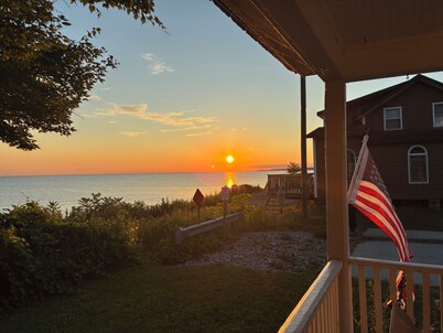 Alta Vista Lakefront Home: Walk to GOTL Strip, A\C, Priv. Beach, Sleeps 6-8-READ