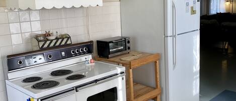 Frigorífico, microondas, horno y placa de cocina