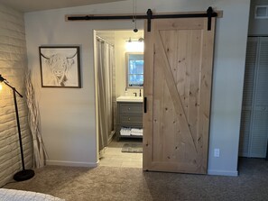 4 bedrooms, travel crib, free WiFi, bed sheets - Pinetop Forest Retreat  Luxe Cabin with Spa & Game Room (Pinetop)