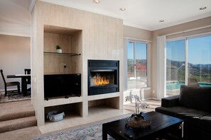 Smart-tv, eldstad och tv-spel